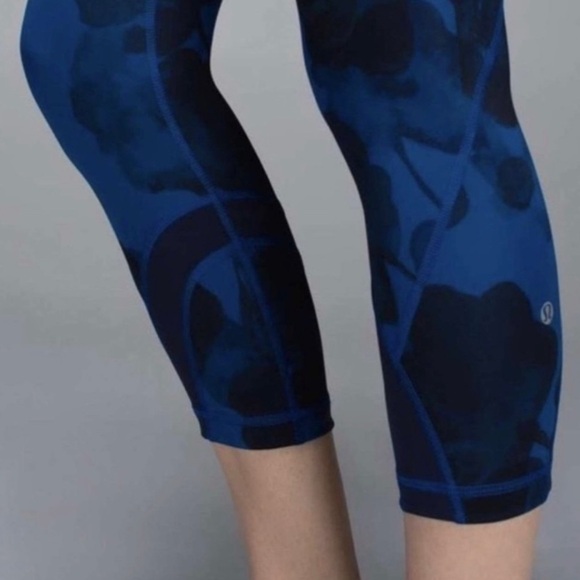 Lululemon Run Inspire Crop II Blue Watercolor Floral Print Leggings Size 8 - Picture 7 of 16